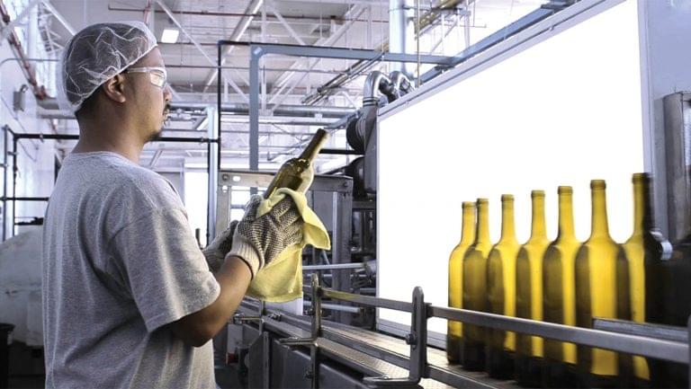 https://daily.sevenfifty.com/app/uploads/2022/07/SFD_Sustainable-Glass-Shifts-in-the-Wine-Industry_CR_David_Shroud_Conscious_Container_2520x1420-768x433.jpg