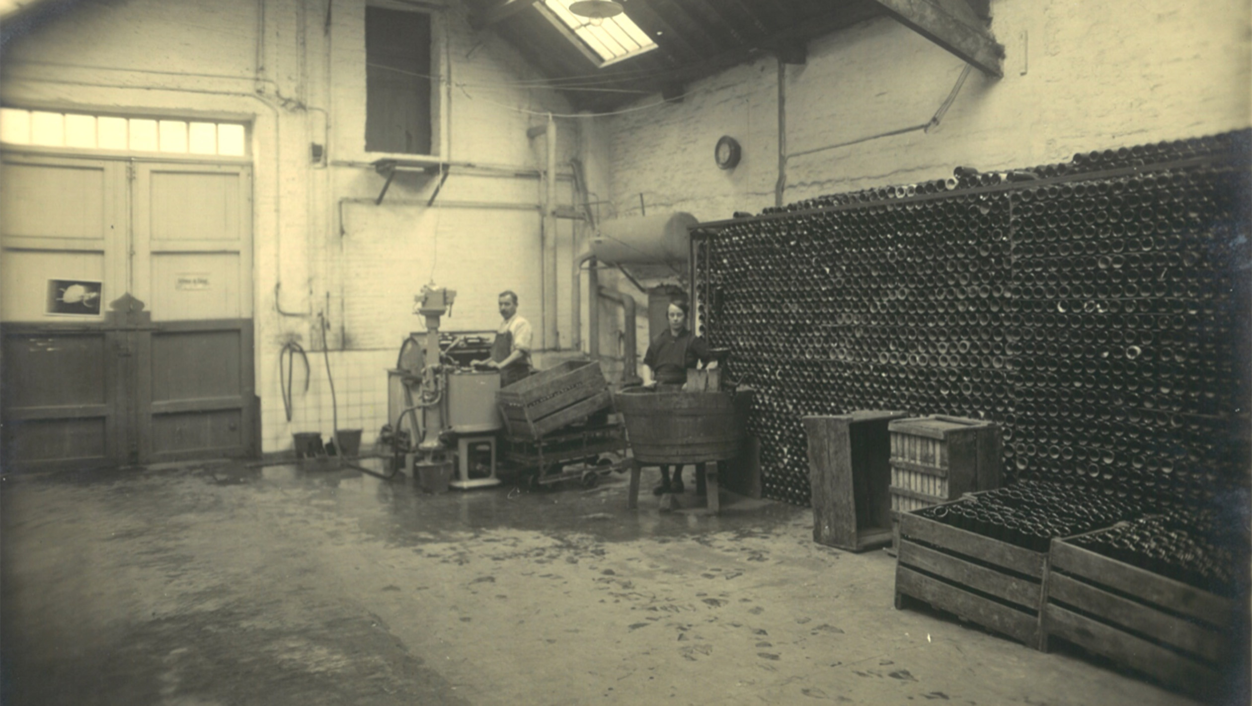 The bottle washing station of Grafé Lecocq in 1929