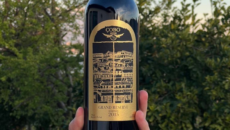 A bottle of Çobo Grand Reserve